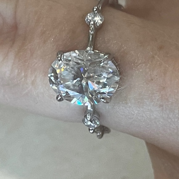 The Mila Ring - 4.5ct Oval Moissanite Ring - Picture 9 of 16